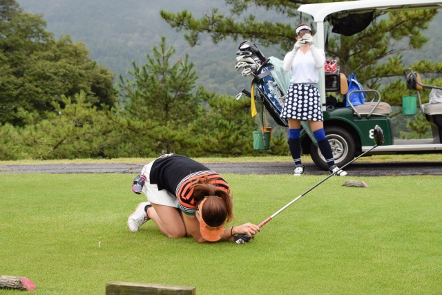 ミスショットをして残念がる女性